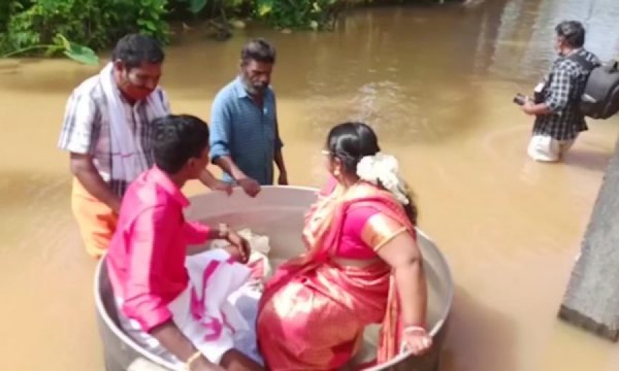 Përmbytjet në Indi, çifti i sapomartuar largohen nga dasma me tenxhere