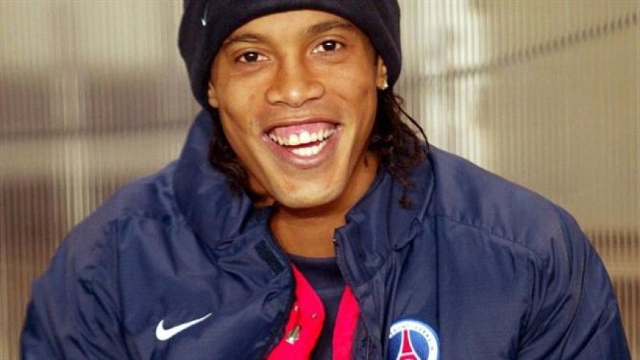 Polemikat që shkakton Ronaldinho, paguhet nga Barça, por reklamon PSG-në