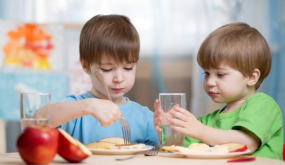 5 ushqimet që nuk duhet të mungojnë kurrë në familjet me fëmijë