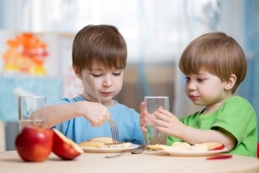 5 ushqimet që nuk duhet të mungojnë kurrë në familjet me fëmijë