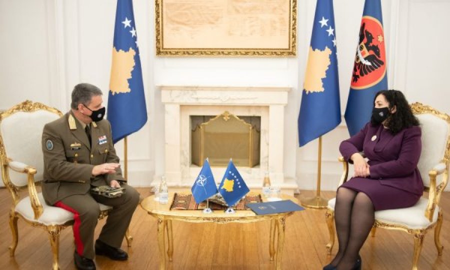 Presidentja Osmani takon komandantin e ri të KFOR-it, gjeneralmajor Ferenc Kajári