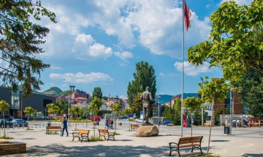 Vaki kosovare: U prezantua si polic dhe e ngacmon gruan në prani të bashkëshortit