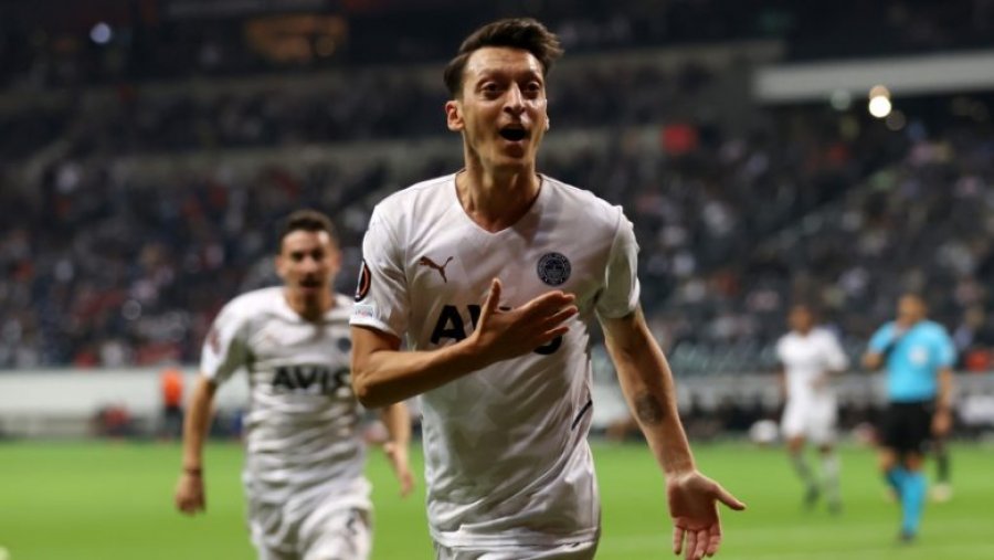 Mesut Ozil përfundon në listën e ngushtë të  Newcastle United