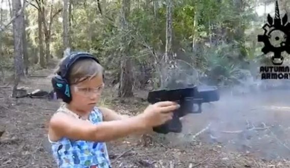Njihuni me 8-vjeçaren që konsiderohet si eksperte armësh