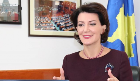 Atifete Jahjaga publikon fotografi me plis