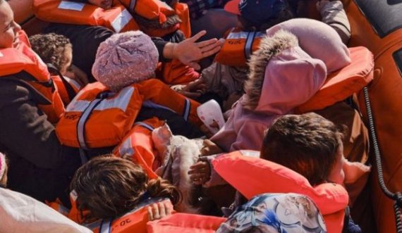 Anija gjermane me 400 emigrantë ende në pritje të “një porti të sigurt për zbarkim”