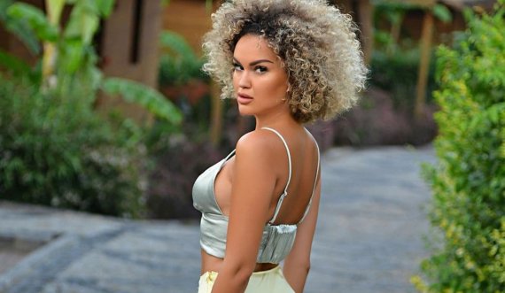 Arta Elezaj poston foto e veshur në fustan të verdhë, ja si duket 
