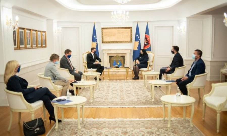 Një ditë pas kritikave, një delegacion i BE-së zbarkon në zyrën e presidentes Osmani