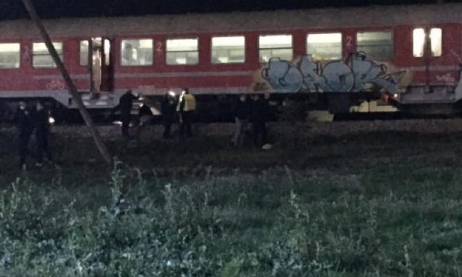 Treni shkel për vdekje një person në Pejë, viktima ishte shtrirë në shina