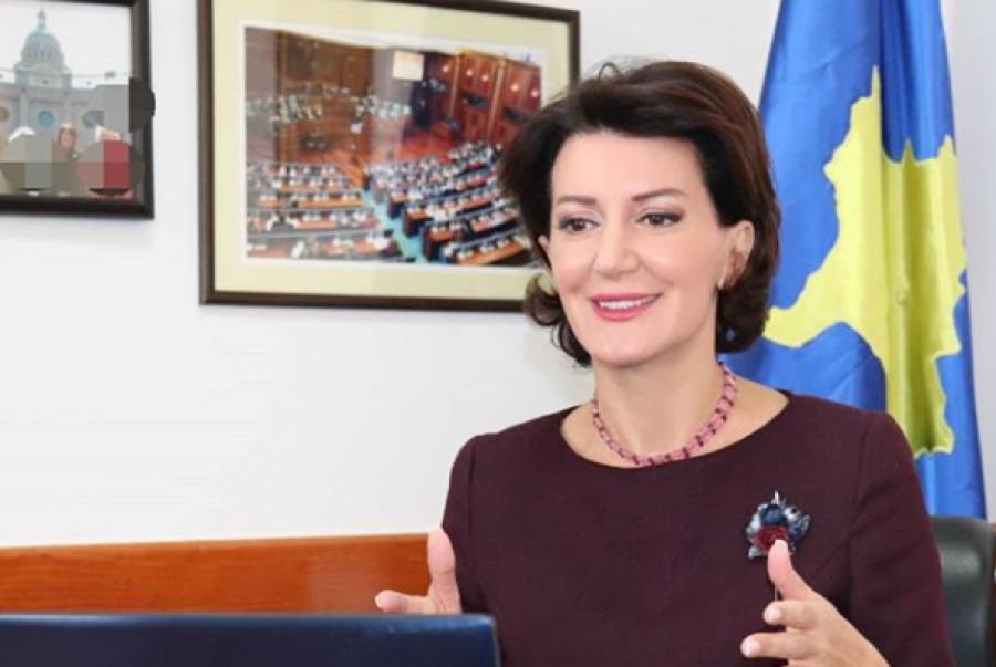 Atifete Jahjaga publikon fotografi me plis