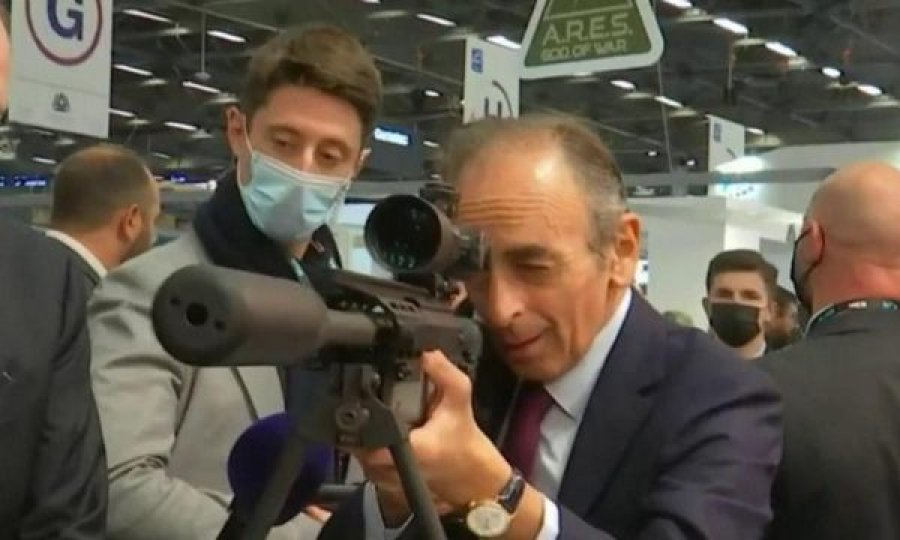 Analisti francez drejton snajperin nga gazetarët: Është shaka