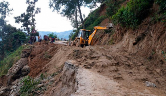 Shkon në mbi 200 numri i viktimave të vërshimeve në Indi e Nepal
