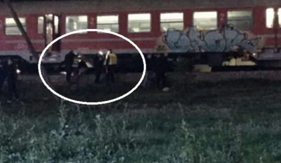 'Një orë qëndroi i ulur në hekurudhë' – Dëshmitarja flet për vdekjen e pejanit nga goditja e trenit