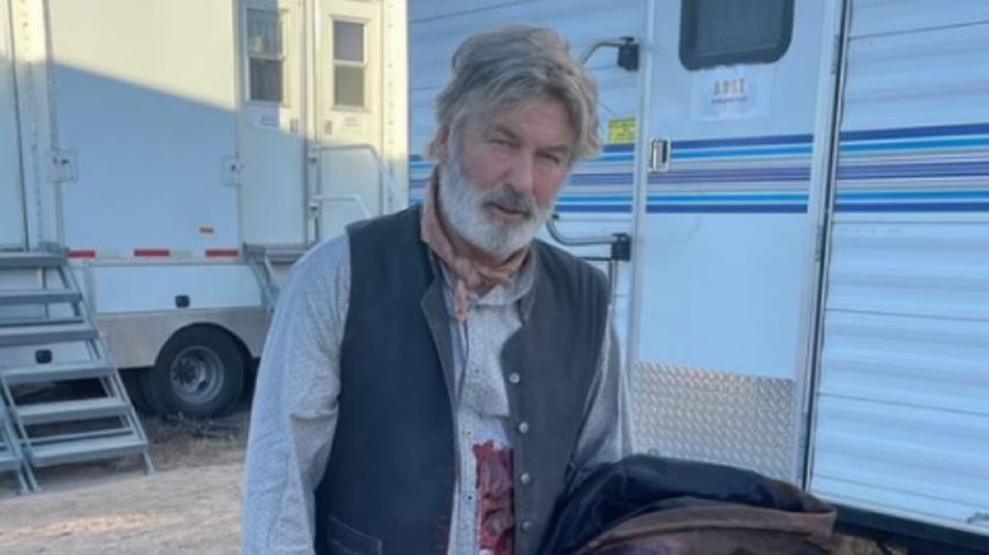 “Pse më dhanë një armë të mbushur?” Si reagoi Alec Baldwin pas ngjarjes tragjike në sheshxhirim
