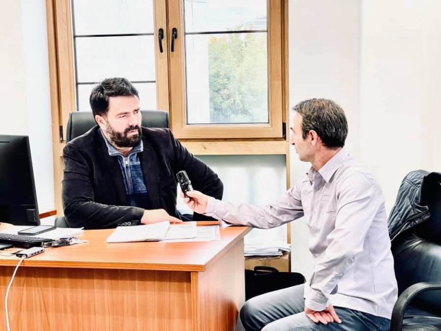 Ekipi i Radiotelevizionit shqiptar vizitoi sot drejtorin e ansamblit Shkodran Tolaj 