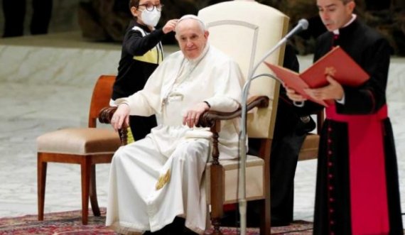 10-vjeçari tenton t’ia marr kapelën Papës në mes të ceremonisë, dalin pamjet