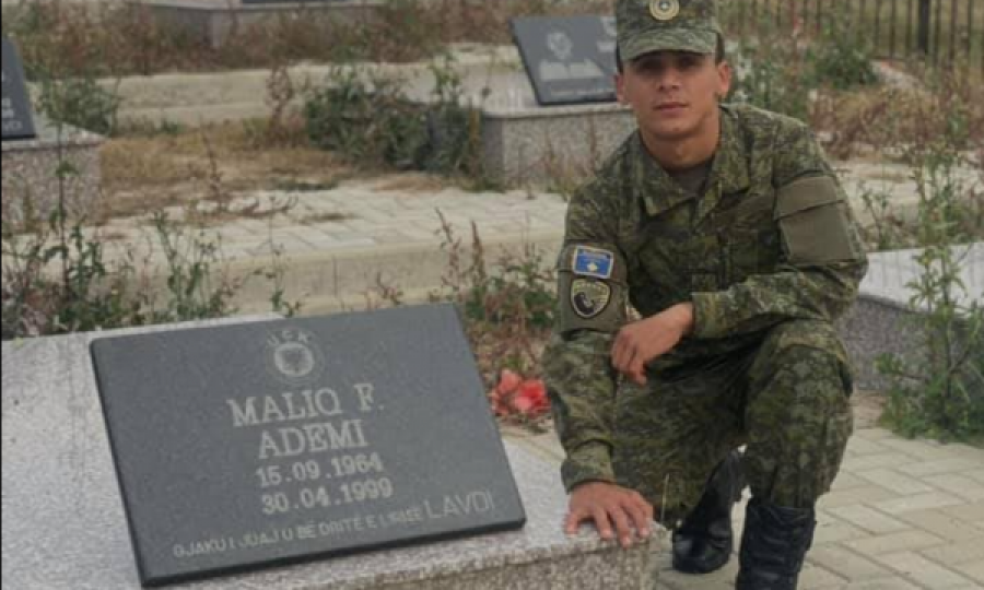 Ushtari i ri i FSK-së shkon me uniformë tek varri i babait, përlot me fjalët për të