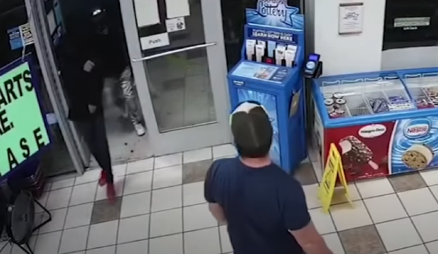 Video bëhet virale: Shikoni si ish-marinsi çarmatos në 8 sekonda grabitësin në dyqan
