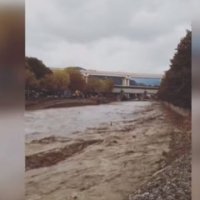 Pamje se si rrugët kthehen në lumenj e balta gëlltit makinat në Itali