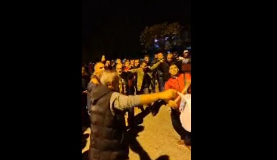Simpatizantët e PDK-së nuk përmbahen, festojnë edhe pas vendimit të Supremes në Han të Elezit