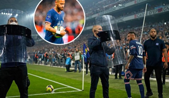 Si të ishte një luftë, Neymar mbrohet me pajisje të policisë në derbin Marseille – PSG nga tifozët vendas