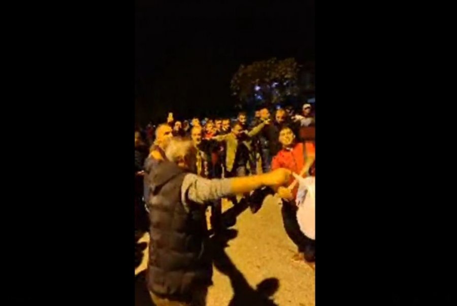 Simpatizantët e PDK-së nuk përmbahen, festojnë edhe pas vendimit të Supremes në Han të Elezit