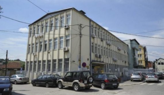 Ndalohen 4 persona në Gjakovë, iu gjetën substanca narkotike, një granatë dore dhe një pushkë