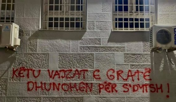 “Kjo gjykatë është armike e vajzave”, objekti i Gjykatës në Pejë mbulohet me grafite pas aktgjykimit për rastin e dhunimit të 15-vjeçares