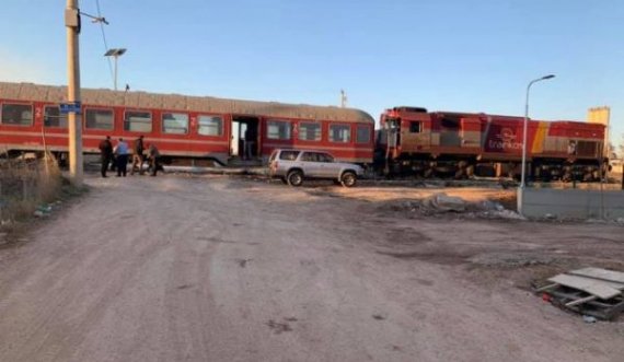 Treni del nga binarët në Fushë Kosovë