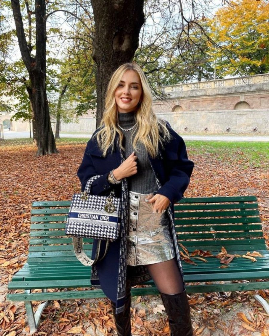 Ky “look” i Chiara Ferragni përfshin të gjitha nuancat e dimrit