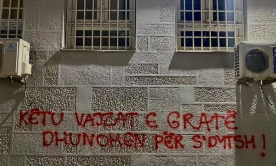 “Kjo gjykatë është armike e vajzave”, objekti i Gjykatës në Pejë mbulohet me grafite pas aktgjykimit për rastin e dhunimit të 15-vjeçares