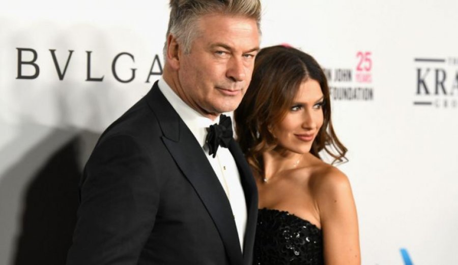 Gruaja e Alec Baldwin reagon pas vrasjes në xhirimet e filmit