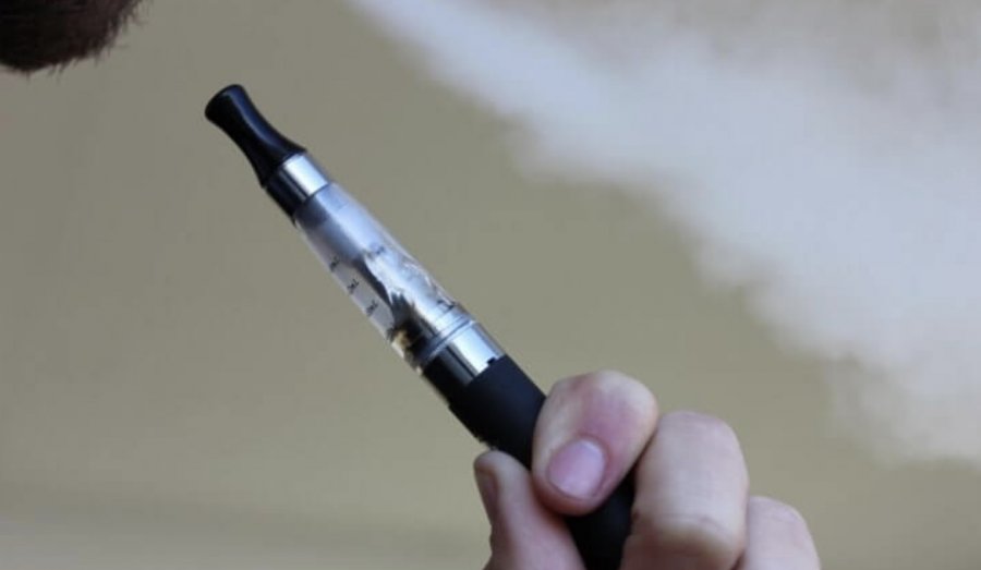A i ndihmojnë cigaret elektronike njerëzit që të lënë duhanin? Ja zbulimi befasues i studimit