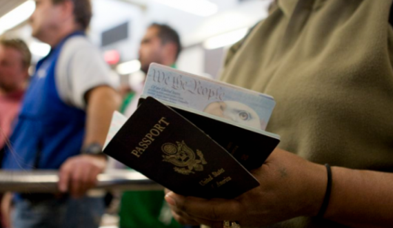 Lëshohet pasaporta e parë me gjini asnjanëse