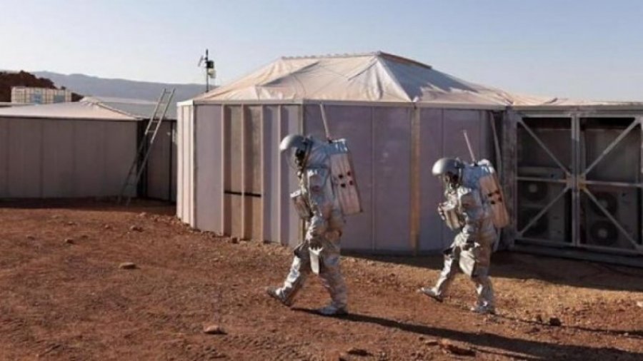 Këta astronautë në shkretëtirë simulojnë jetën në Mars