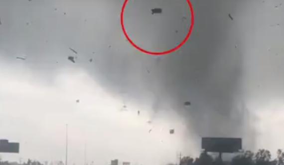 Skena apokaliptike në Luiziana, tornado ngre në ajër motorin