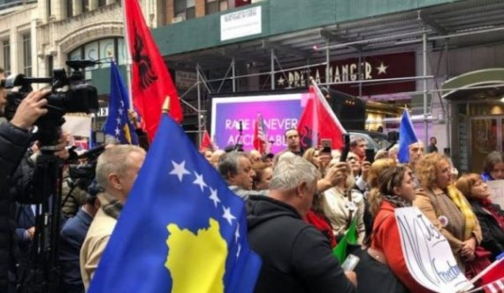 Para konsullatës serbe në New York protestohet kundër krimeve serbe