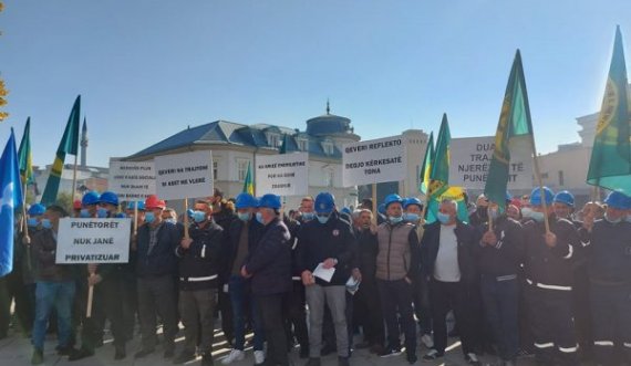 Qindra punëtorë të Ferronikelit pa punë, Kurti nuk i takon