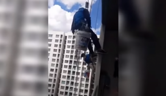 Banorja i pret litarët punëtorëve në katin e 26-të