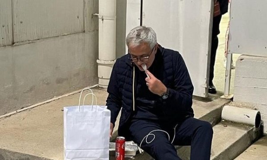 Mourinho ha darkë në shkallët e stadiumit pas fitores së Romës kundër Cagliarit