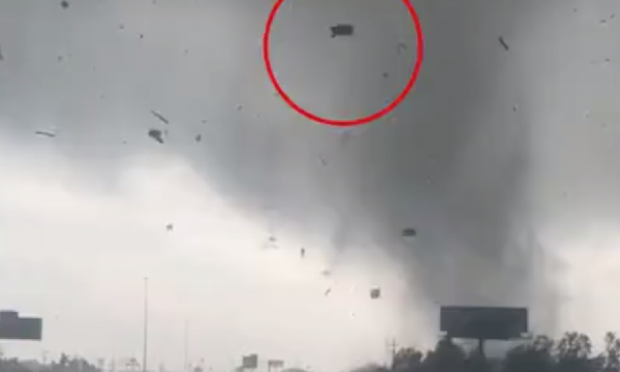 Skena apokaliptike në Luiziana, tornado ngre në ajër motorin