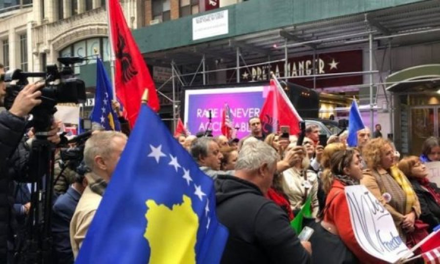 Para konsullatës serbe në New York protestohet kundër krimeve serbe