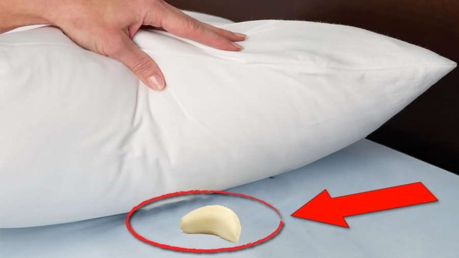 Çfarë ndodh nëse flini me një thelb hudhër nën jastëk?