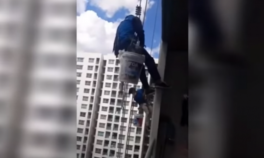 Banorja i pret litarët punëtorëve në katin e 26-të