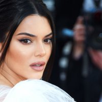 Kendall Jenner e veshur tejet me stil del për darkë