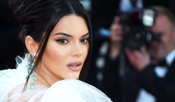 Pas veshjes ekstravagante në dasmën e shoqes kritikohet Kendall Jenner