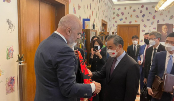 Edi Rama ia jep ministrit të Jashtëm të Kinës flamurin shqiptar me yllin komunist