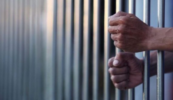 Vrau shokun, 20-vjeçari dënohet me 27 vite burgim