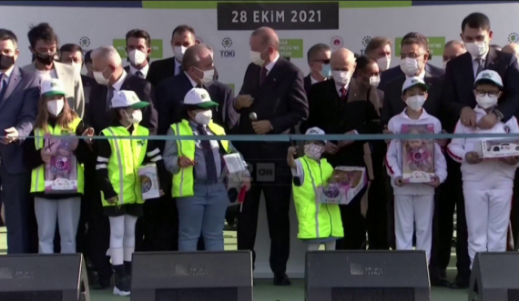 Erdoganit i ndodh sërish, fëmija i pret shiritin e inaugurimit, por këtë herë nuk e godet