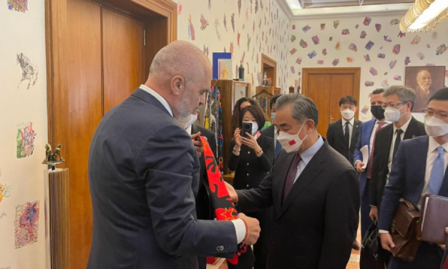 Edi Rama ia jep ministrit të Jashtëm të Kinës flamurin shqiptar me yllin komunist